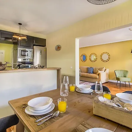 아파트 Cascais Calm & Spacious Retreat 리스본