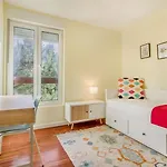 Апартаменты Cascais Calm & Spacious Retreat Лиссабон